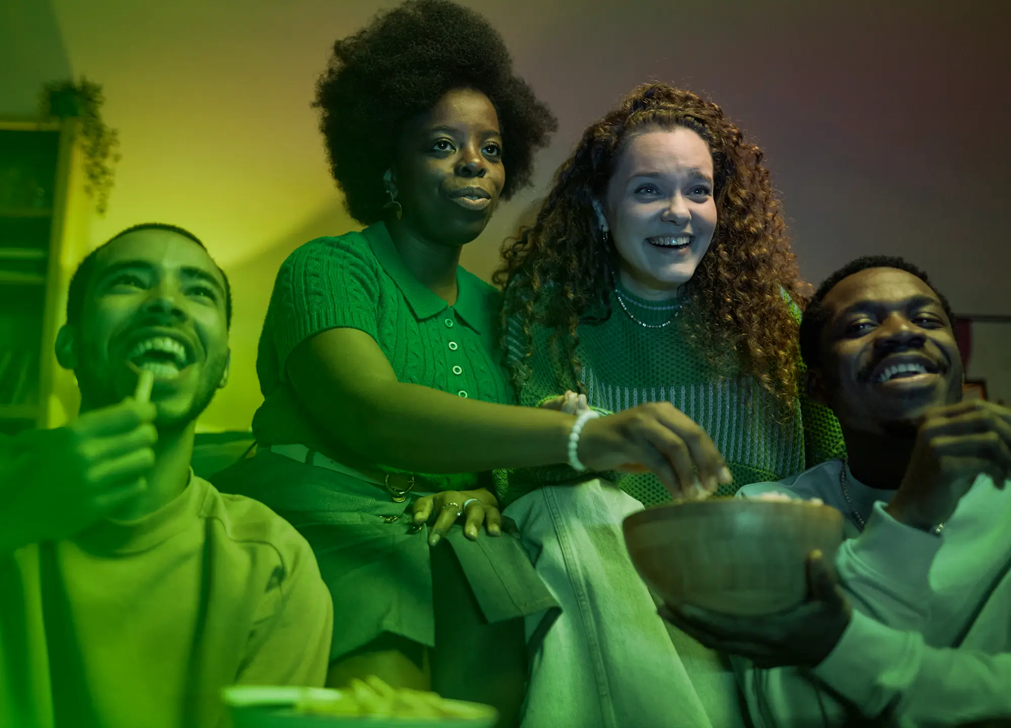 Familia assistindo filme